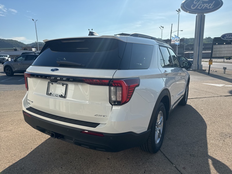 2025 Ford Explorer photo 4