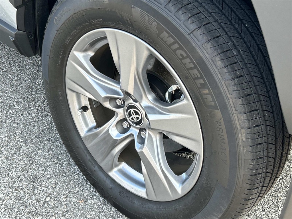 2024 Toyota RAV4 XLE photo 12