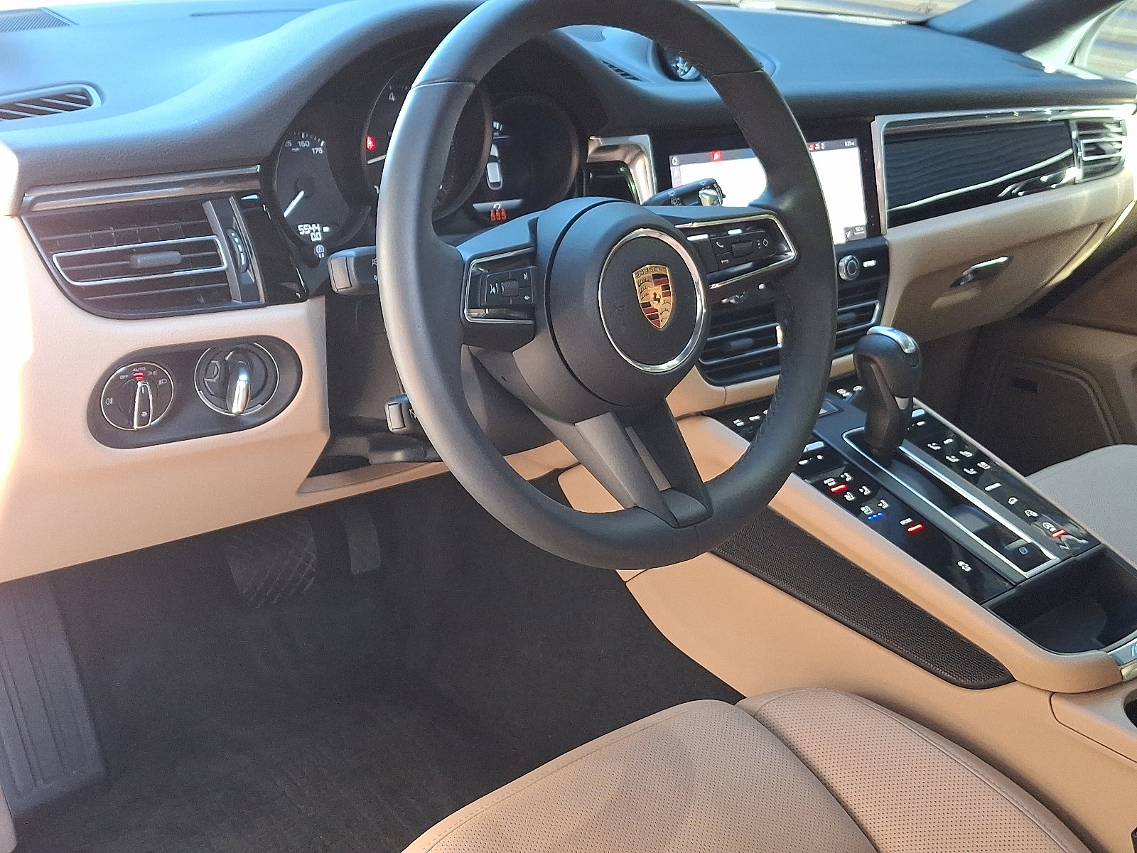 2025 Porsche Macan T photo 4