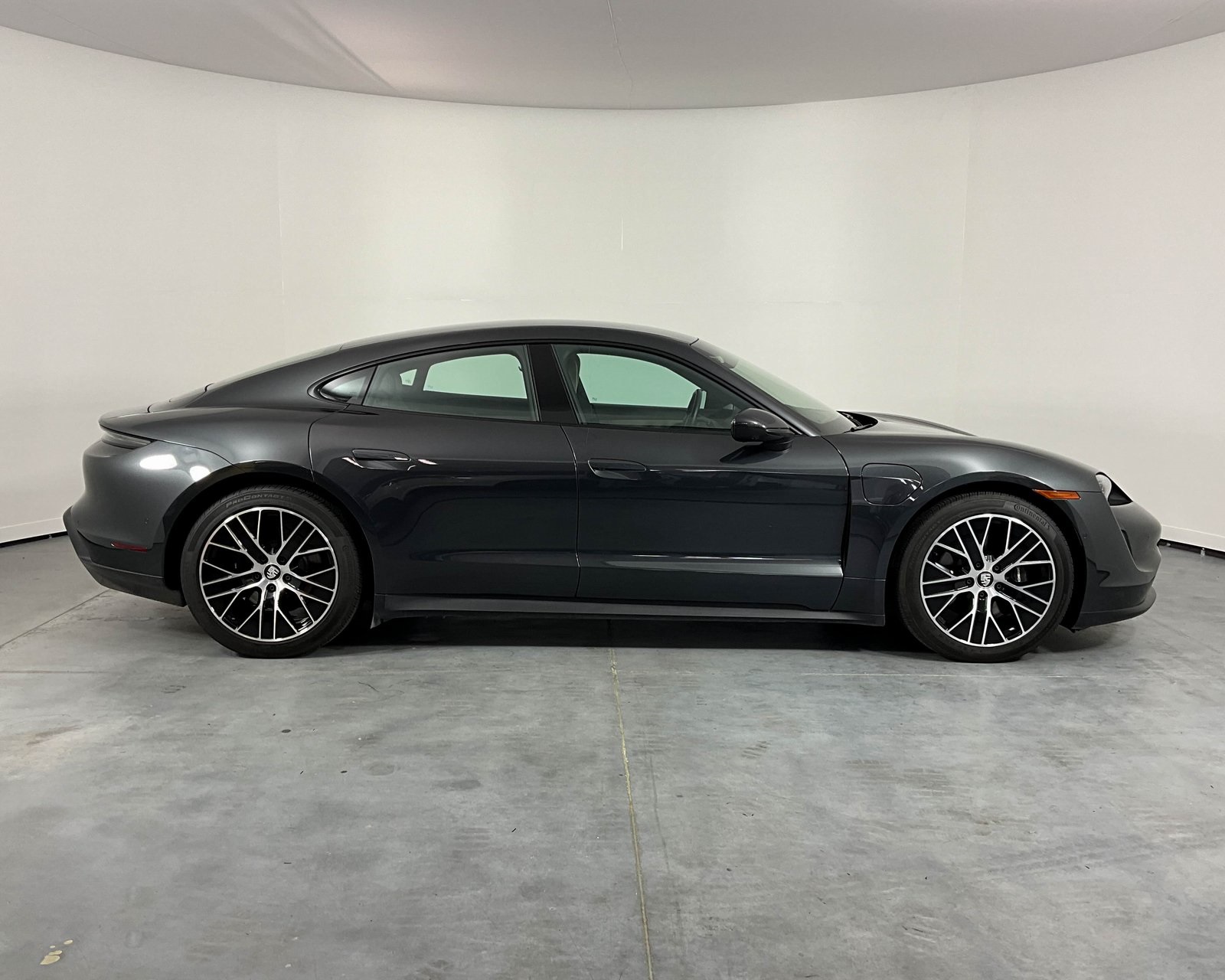 2024 Porsche Taycan photo 8