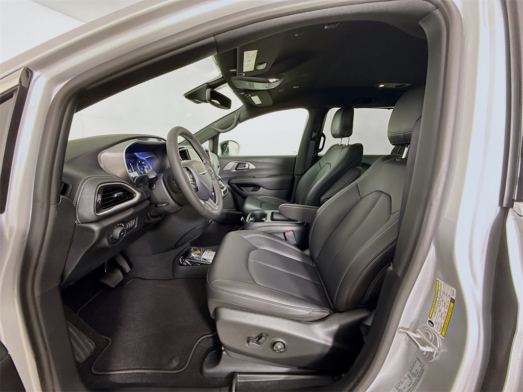2026 Chrysler Pacifica photo 6