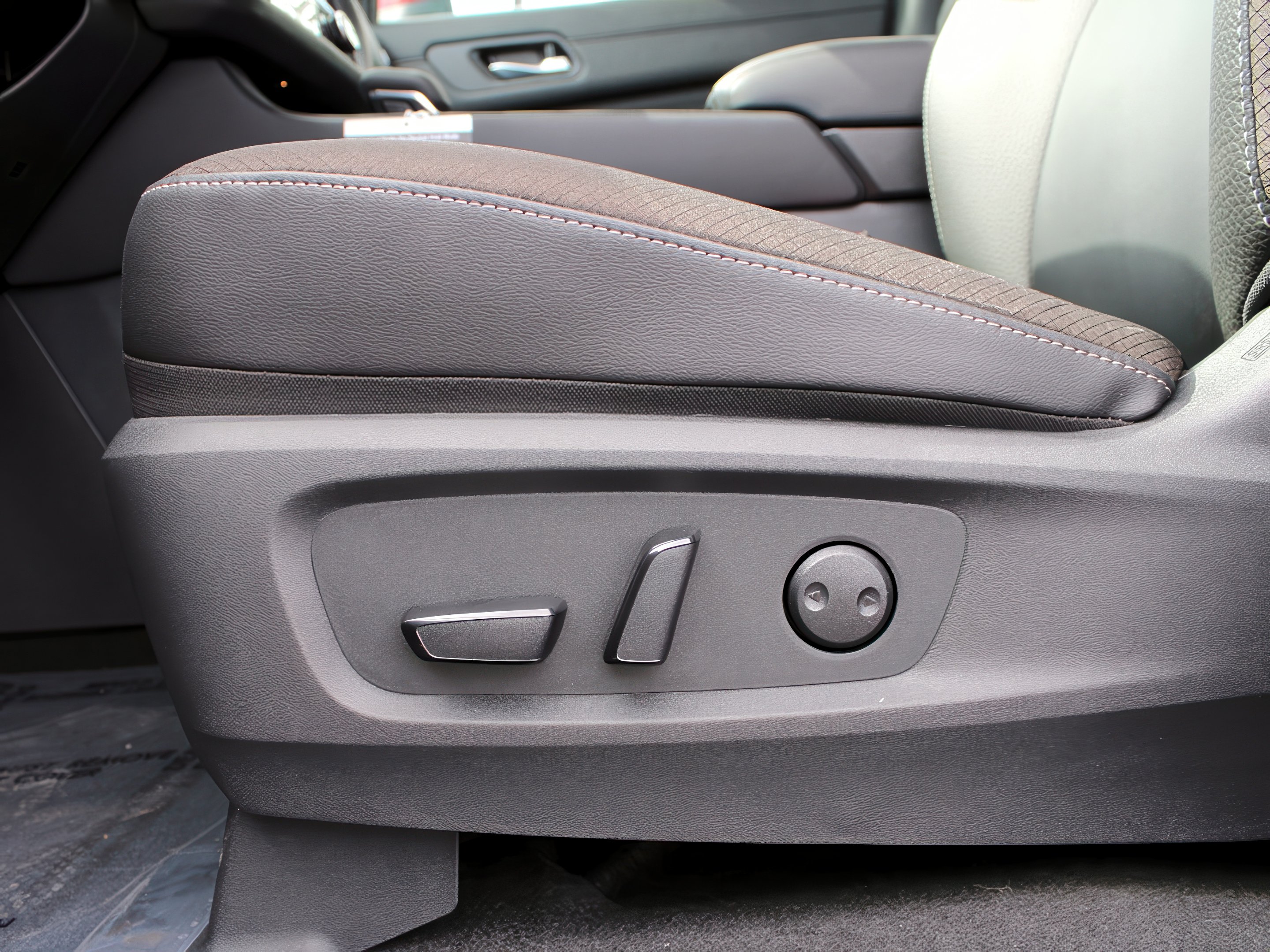 2025 Nissan Pathfinder SL photo 12