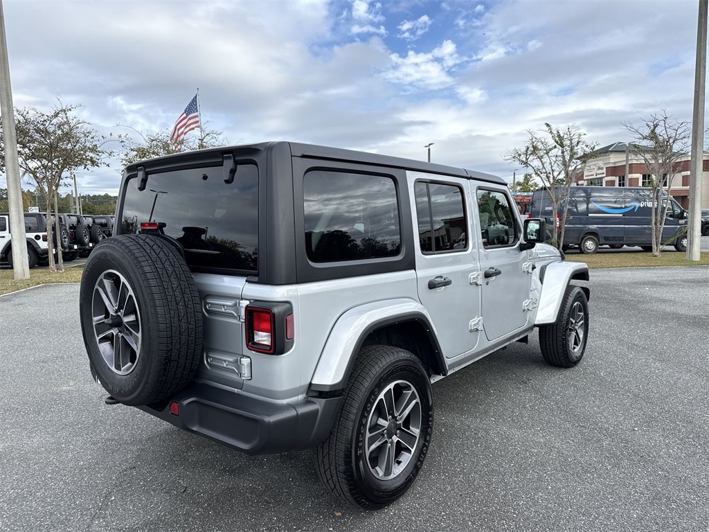2023 Jeep Wrangler Sahara photo 3