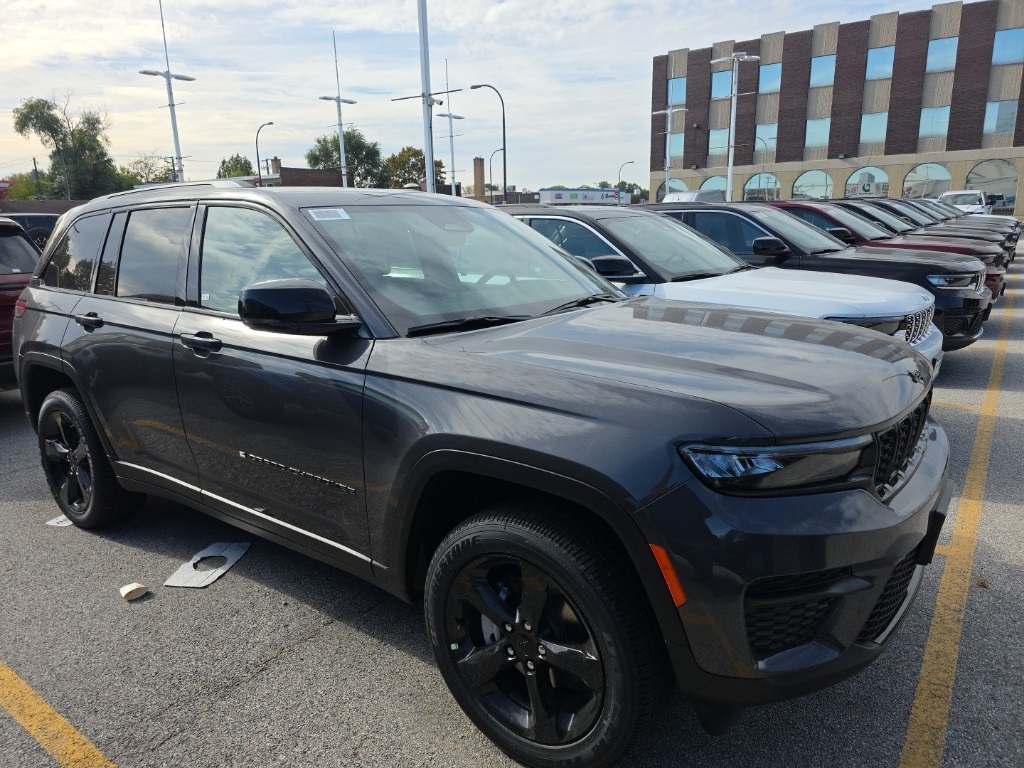 2025 Jeep Grand Cherokee Altitude's photo