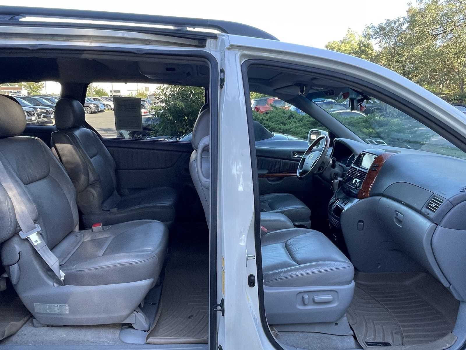2008 Toyota Sienna XLE photo 22