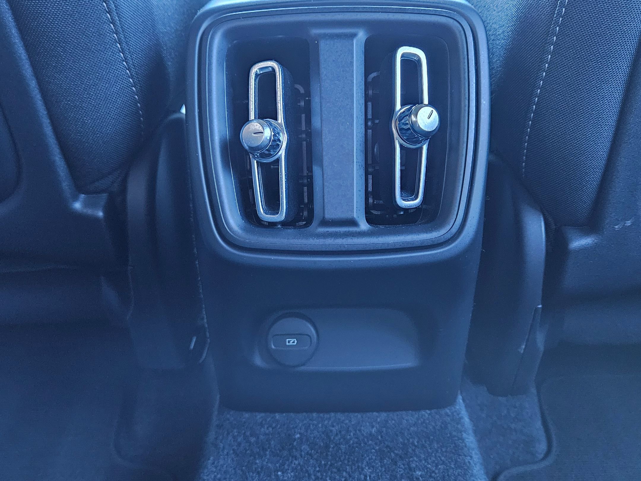 2023 Volvo XC40 Core photo 26
