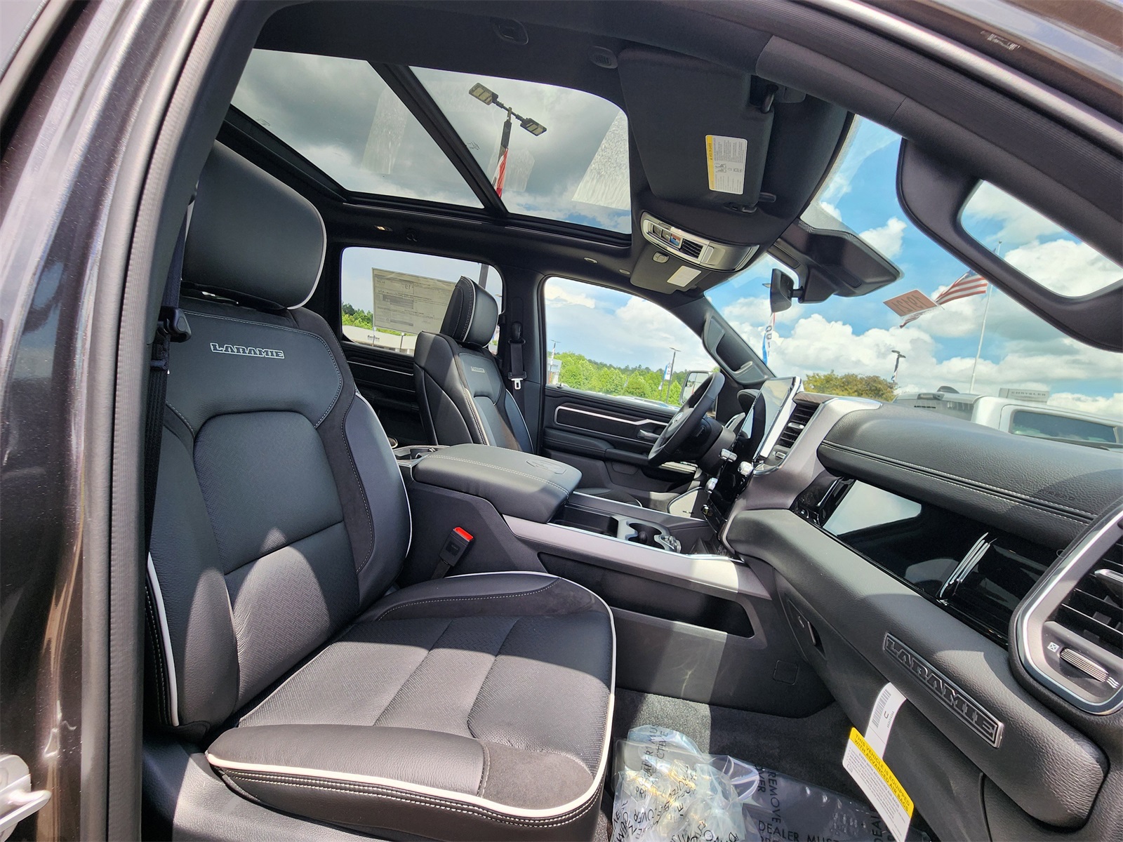 2025 Ram 1500 Laramie photo 7