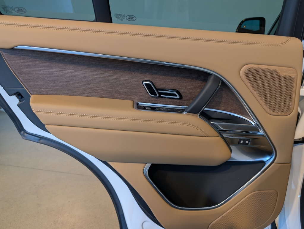 2025 Land Rover Range Rover SE photo 16