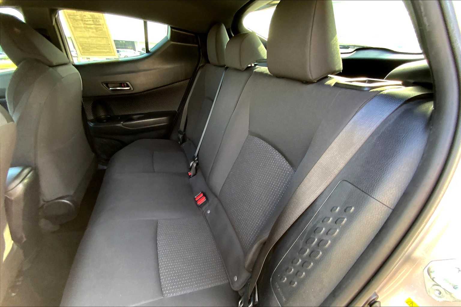 2018 Toyota C-HR XLE Premium photo 18