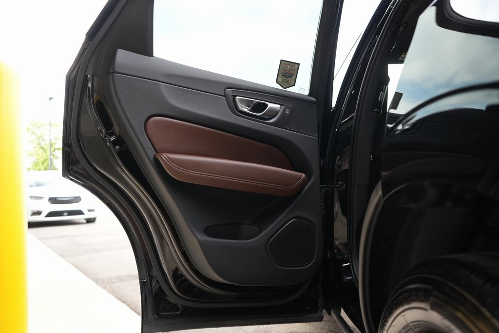 2023 Volvo XC60 B5 Plus photo 29