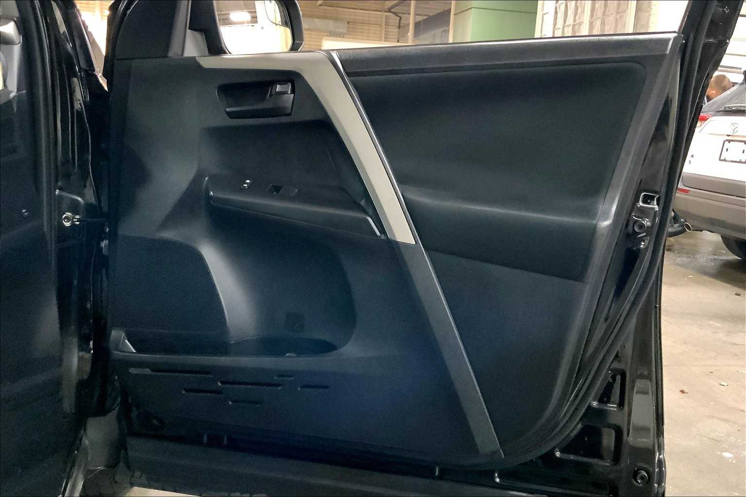 2017 Toyota RAV4 LE photo 21