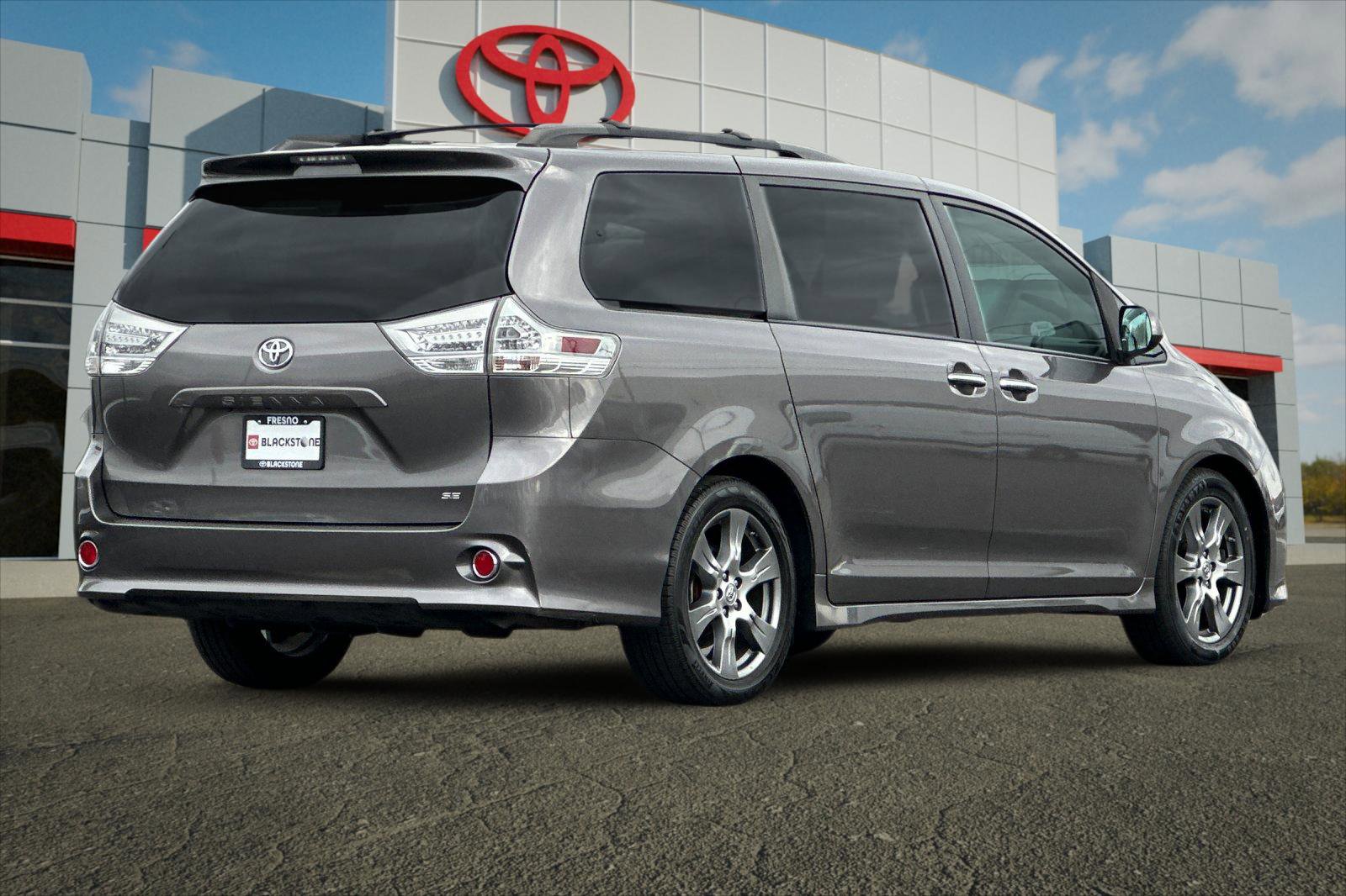 2017 Toyota Sienna SE photo 3