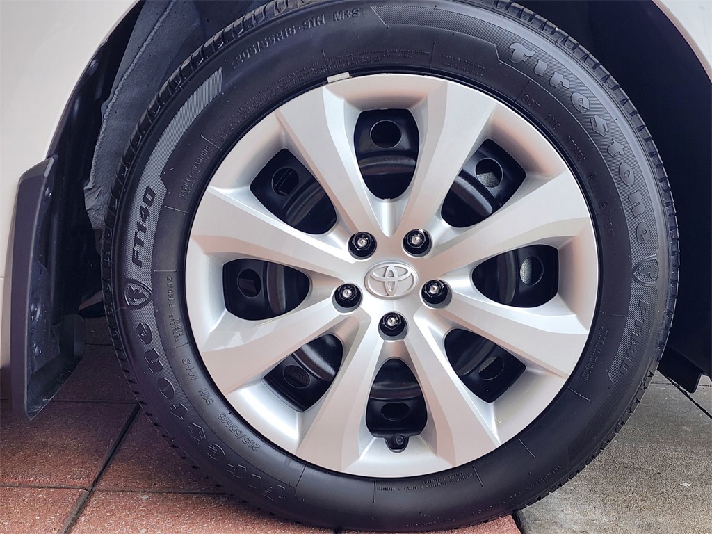 2025 Toyota Corolla LE photo 3