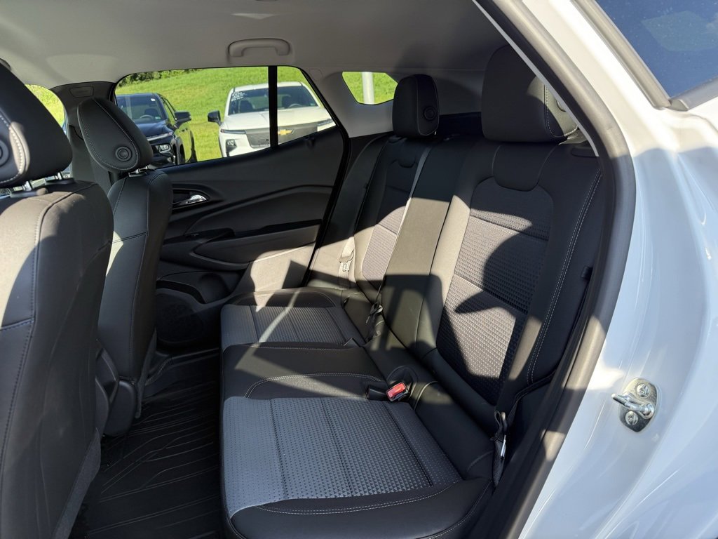 2025 Chevrolet Trax LT photo 13