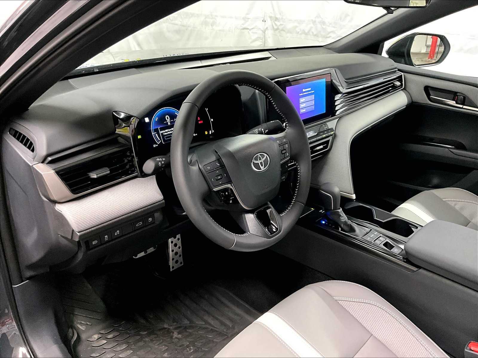 2025 Toyota Camry SE photo 8