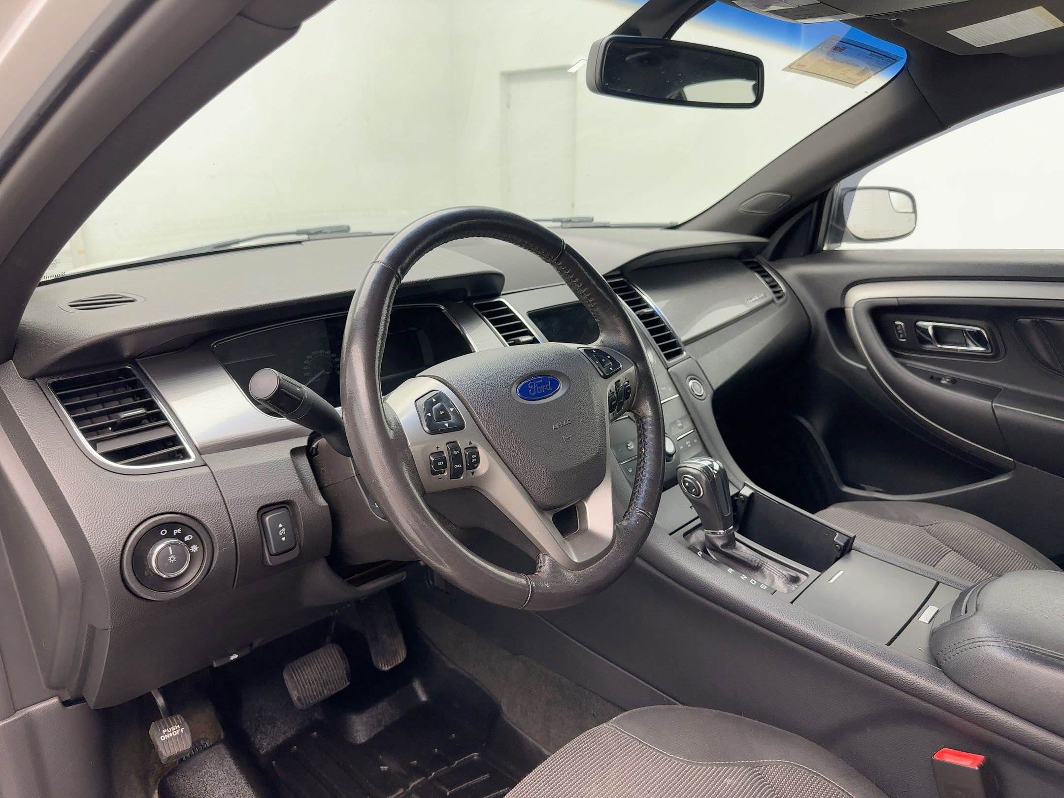 2015 Ford Taurus SEL photo 4