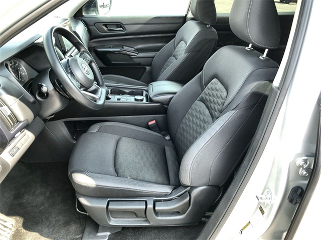 2024 Nissan Pathfinder S photo 2