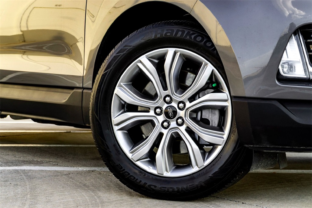 2024 Ford Edge Titanium photo 2