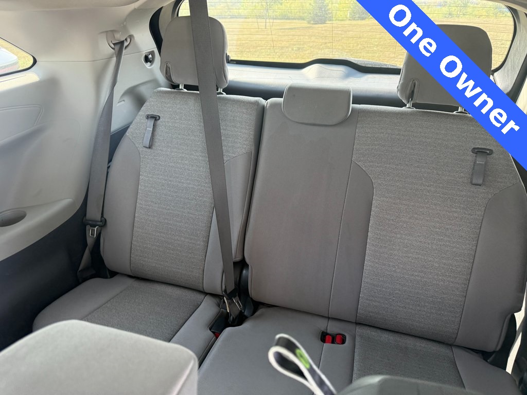 2021 Toyota Sienna LE photo 11