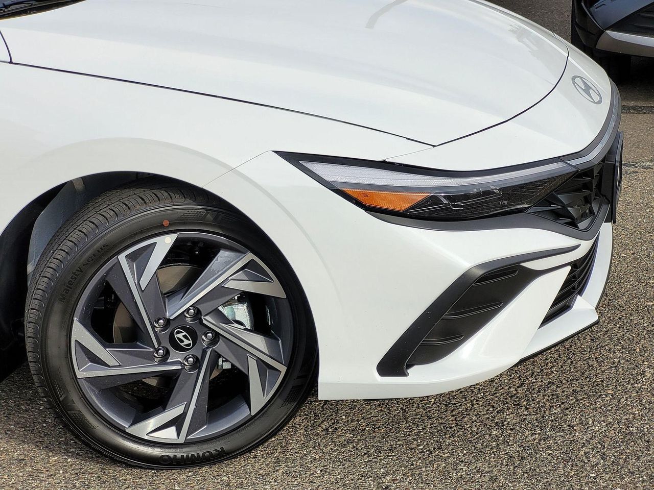 2025 Hyundai Elantra SEL Sport photo 2