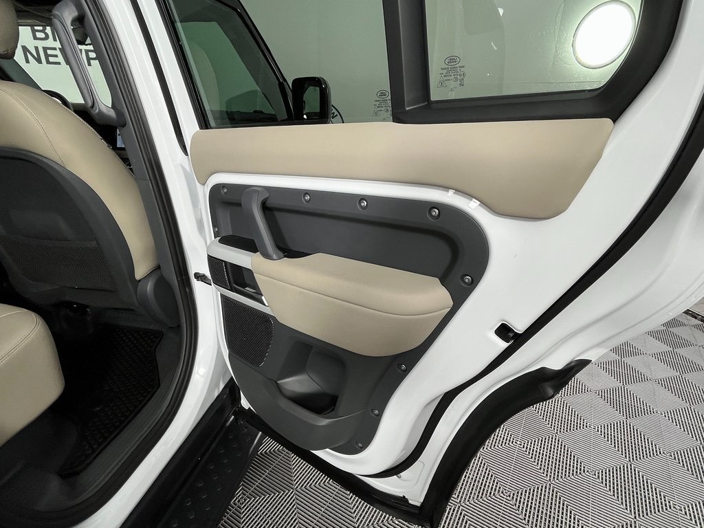 2024 Land Rover Defender 110 S photo 21