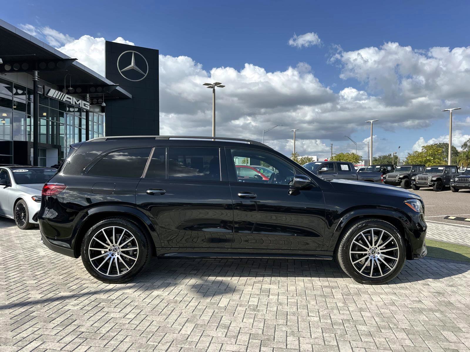 2025 Mercedes Benz GLS 450 4MATIC photo 3