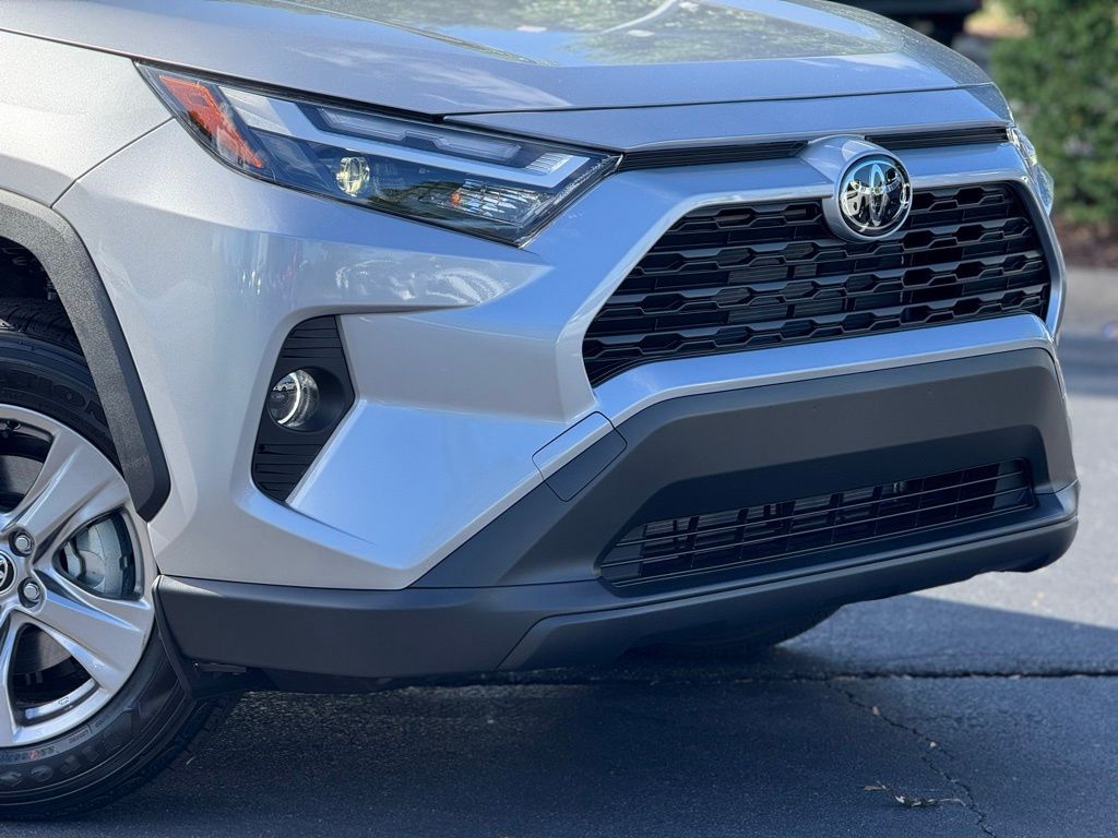 2025 Toyota RAV4 Hybrid XLE photo 3