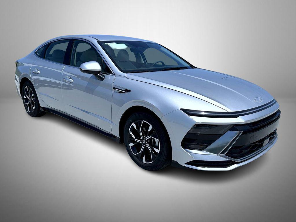 2025 Hyundai Sonata SEL photo 3