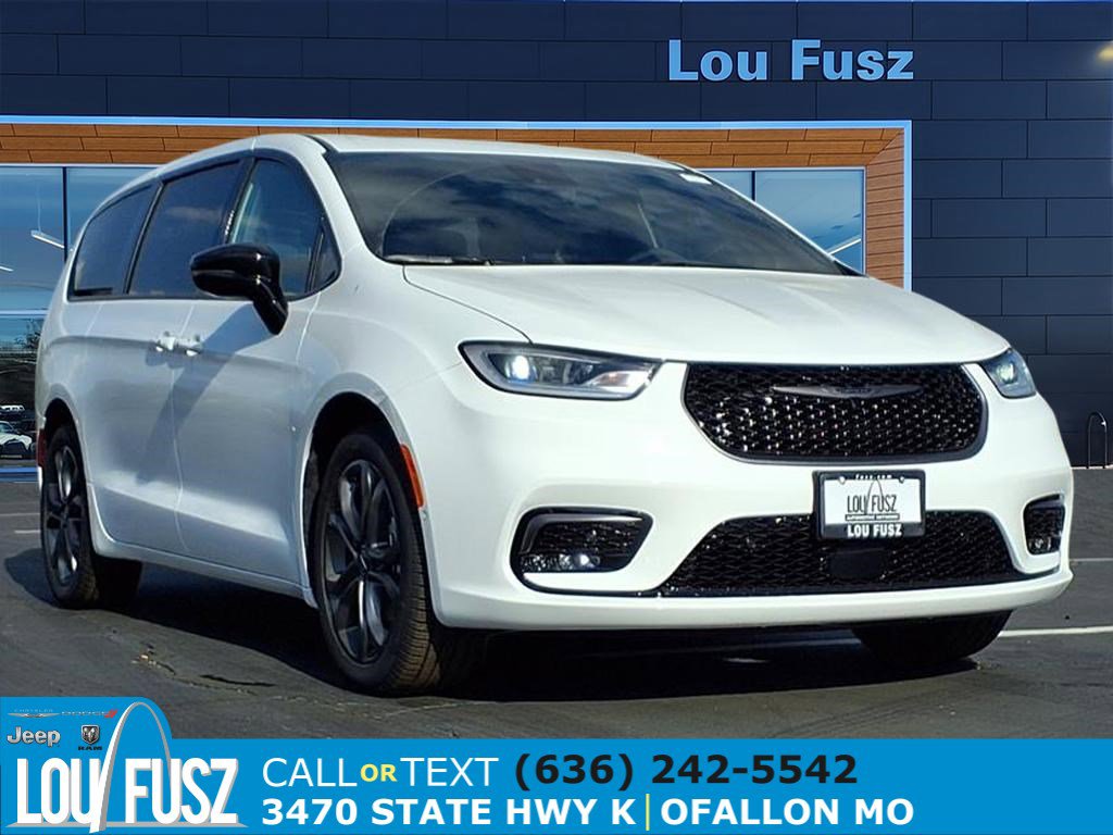 2026 Chrysler Pacifica Select's photo