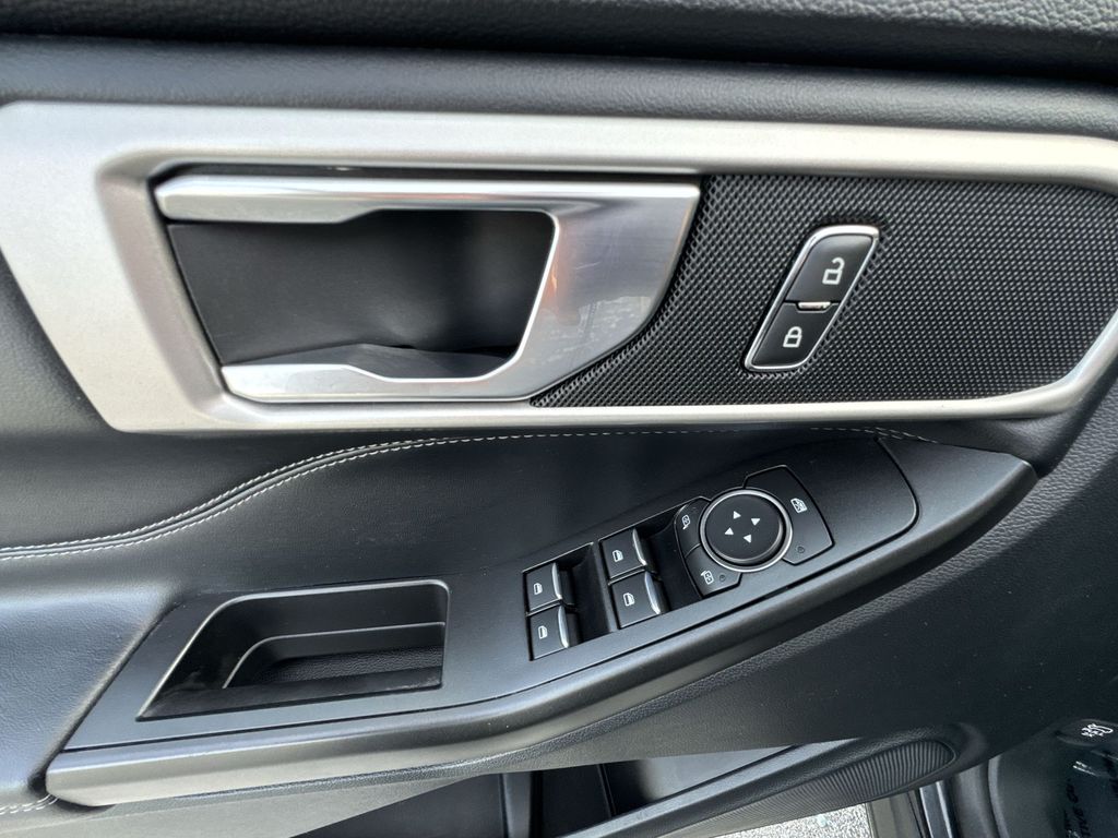 2020 Ford Explorer XLT photo 15