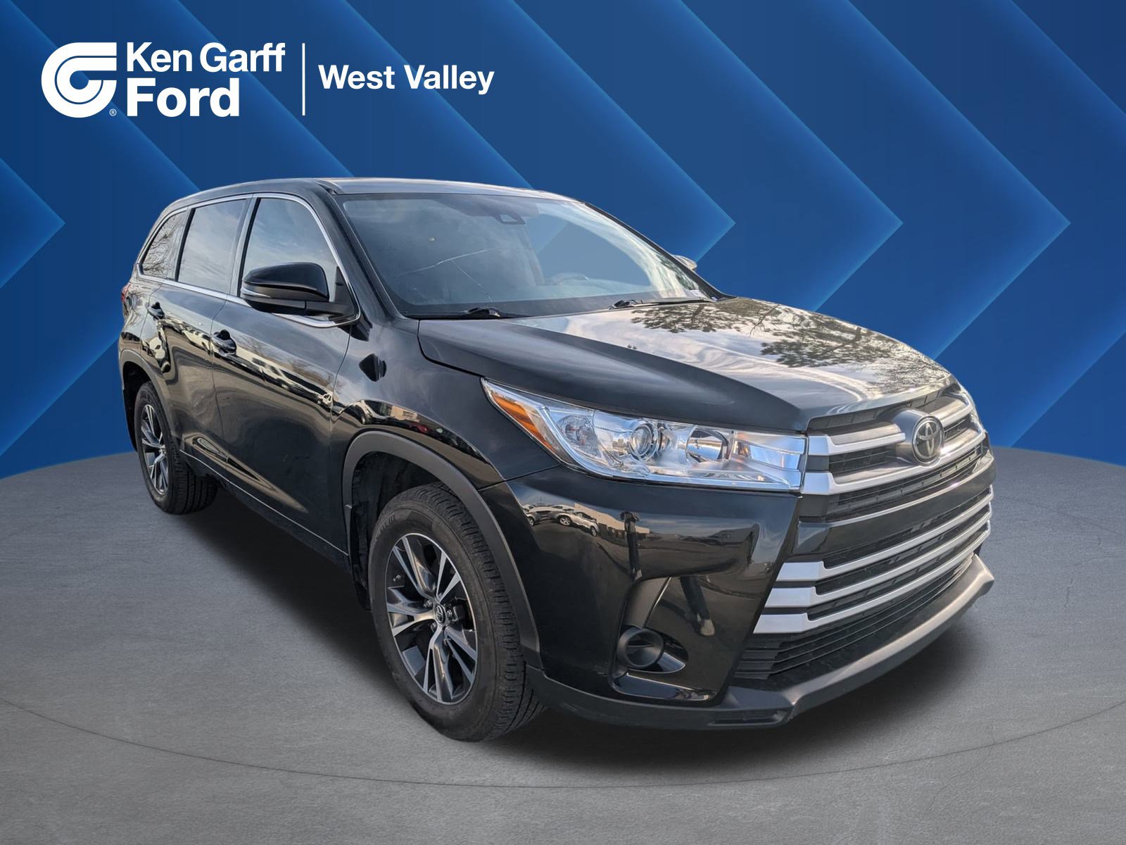 2018 Toyota Highlander LE's photo