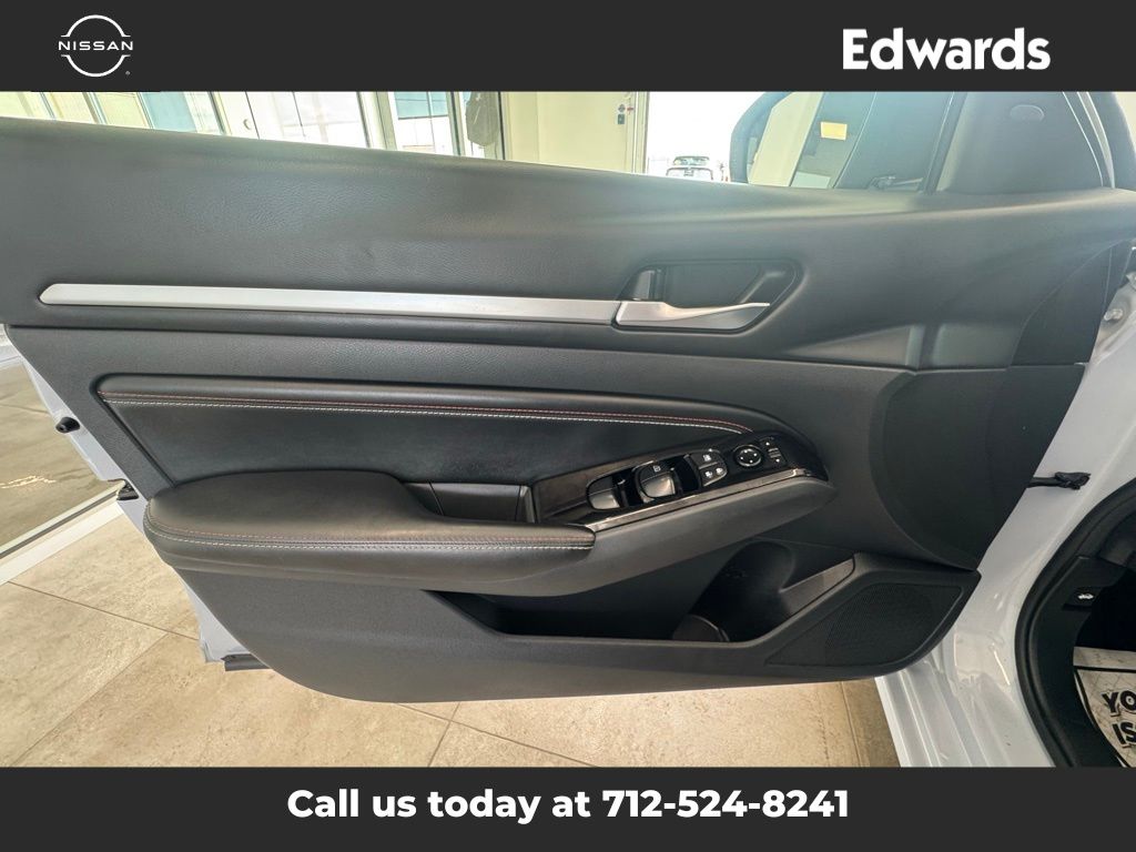 2023 Nissan Altima 2.5 SR photo 13