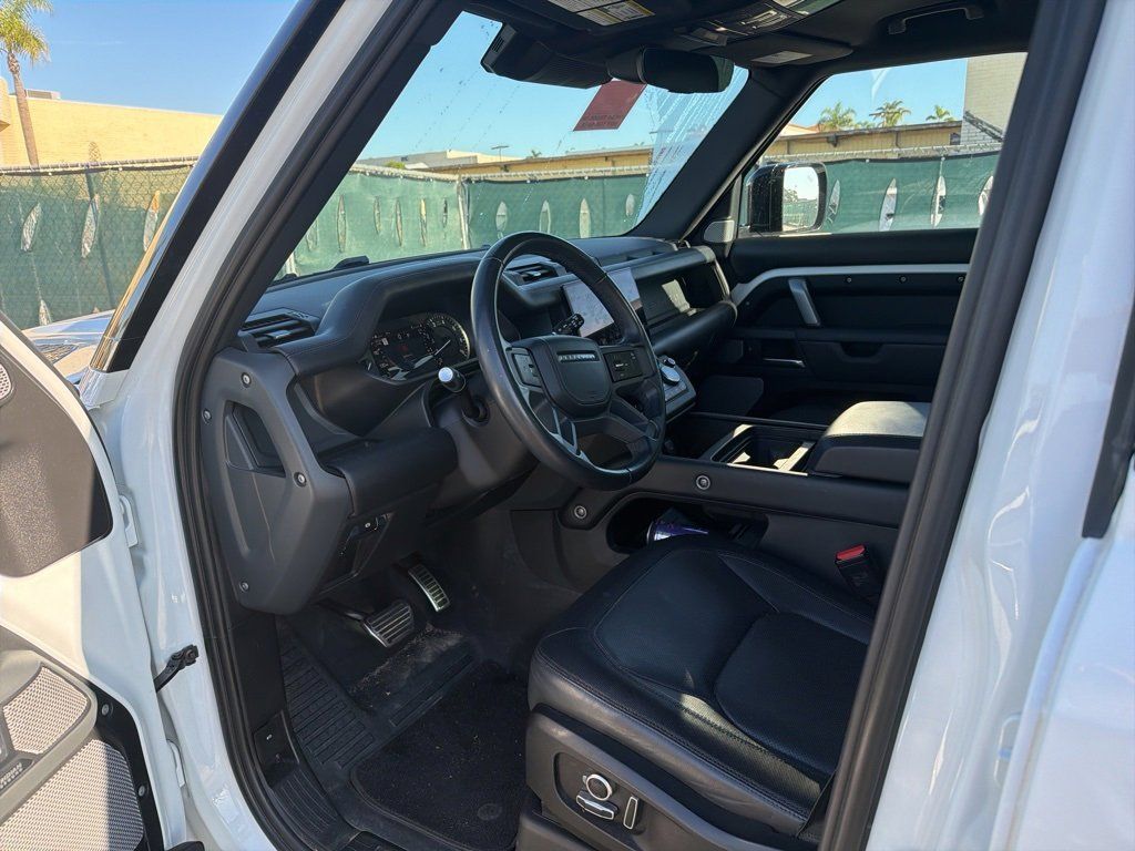 2023 Land Rover Defender 130 X-Dynamic SE photo 4