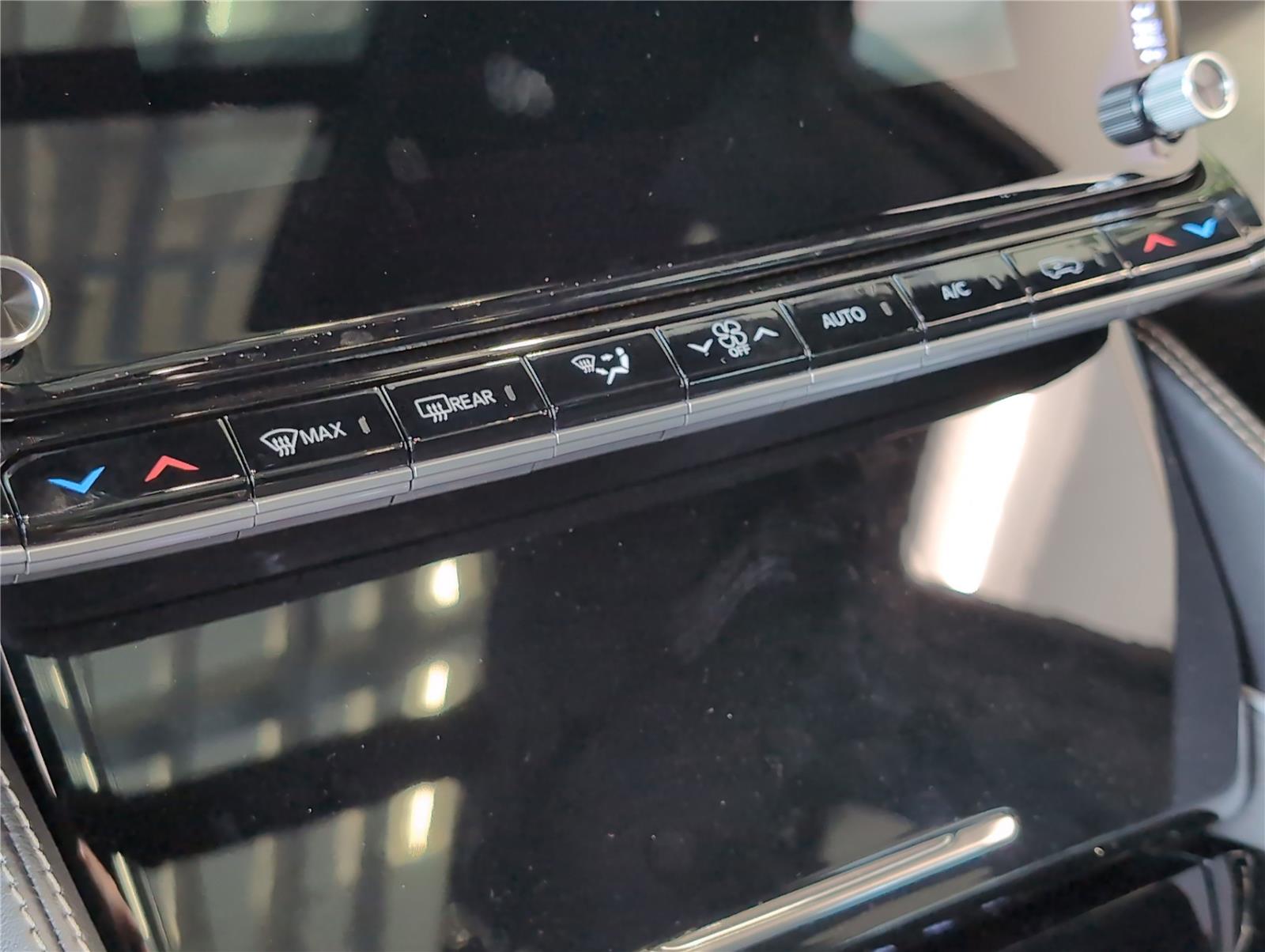 2025 Jeep Wagoneer Series II Carbide photo 12