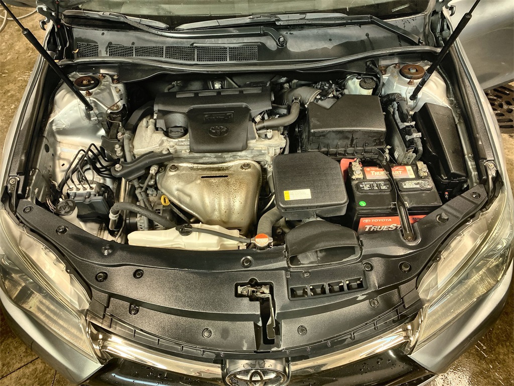 2016 Toyota Camry XLE photo 17