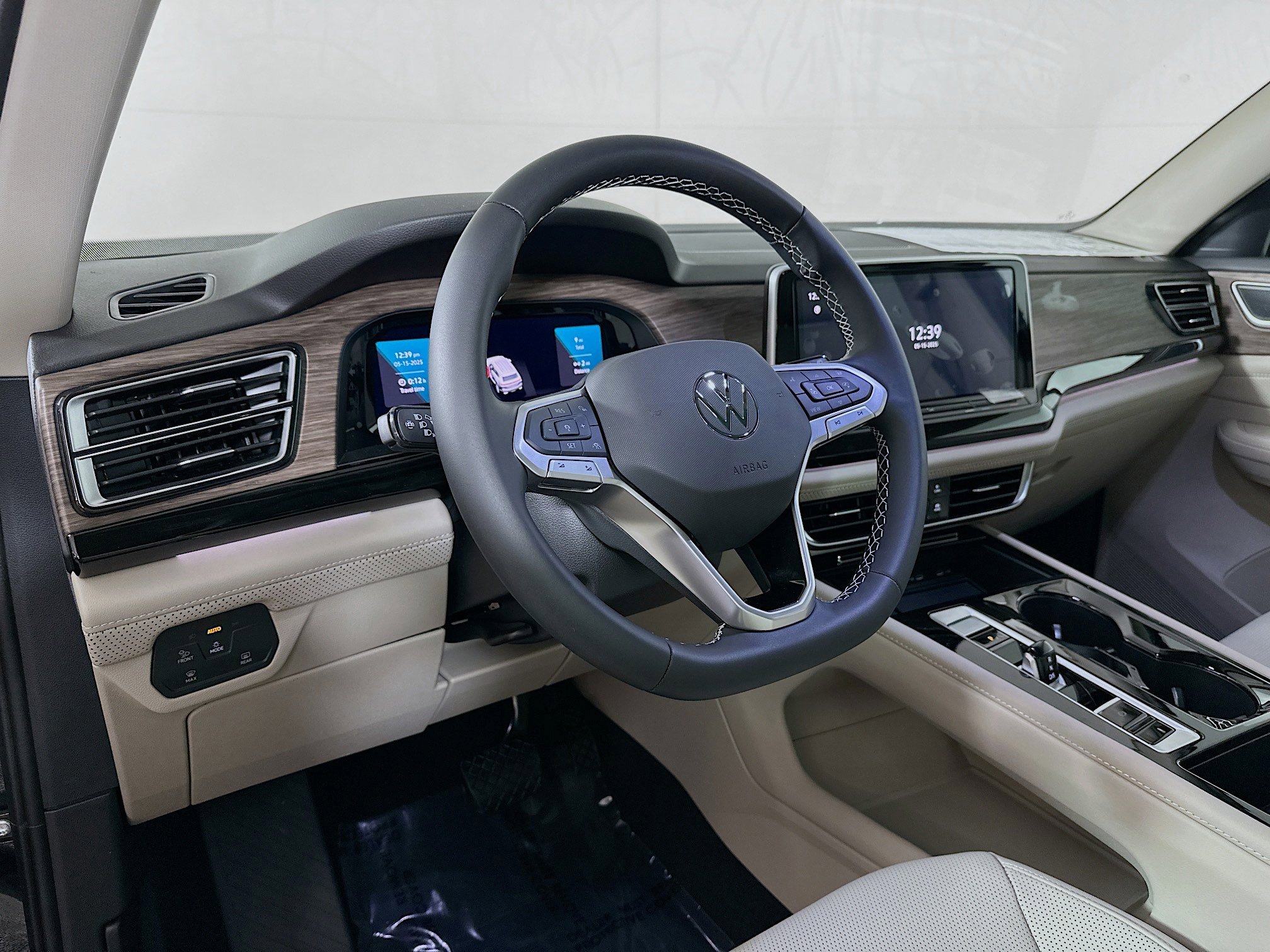 2025 Volkswagen Atlas SEL photo 9