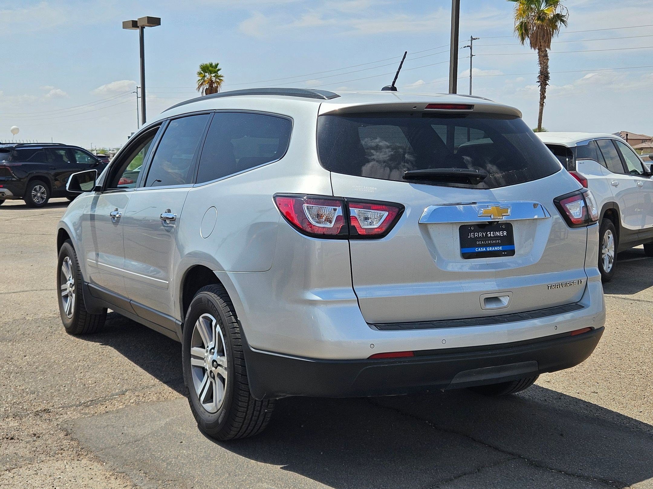 2015 Chevrolet Traverse 2LT photo 3