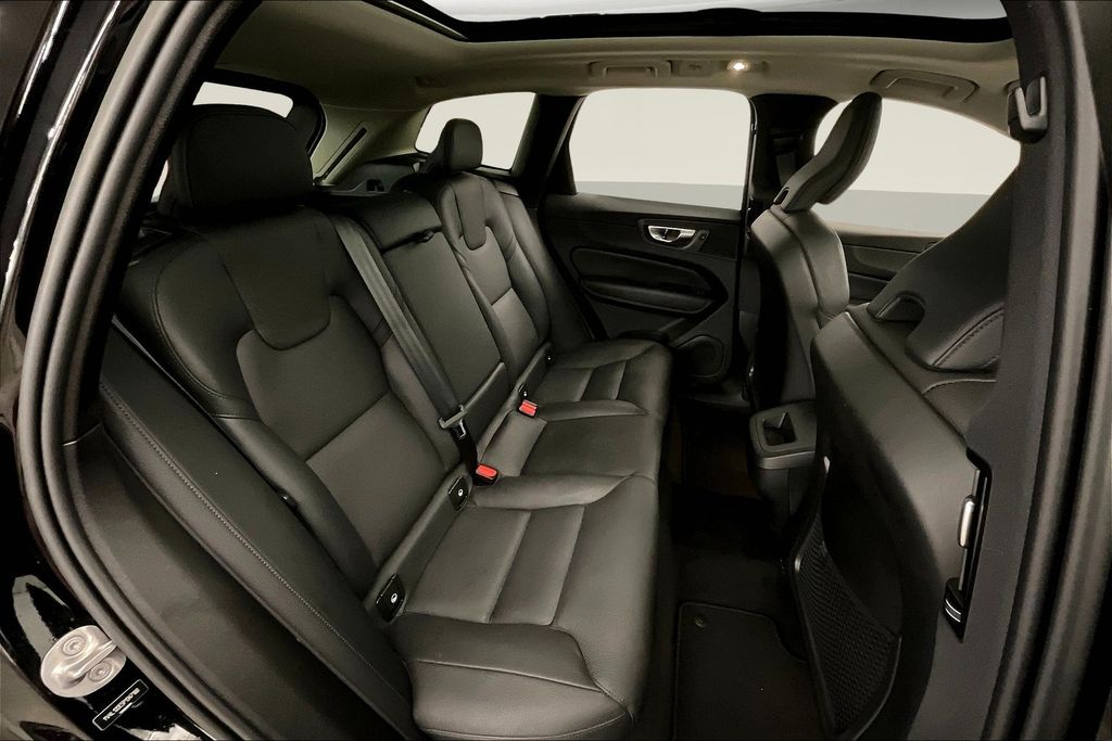 2023 Volvo XC60 B5 Plus photo 25