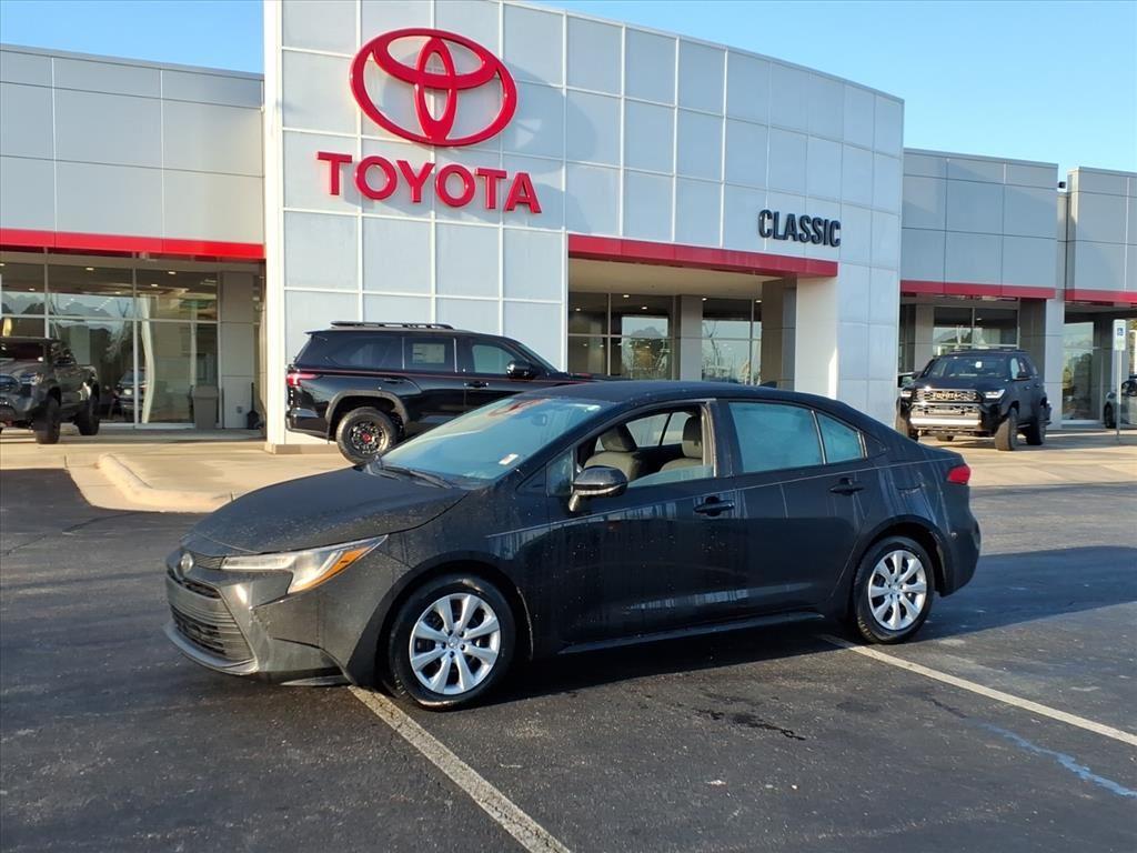 2025 Toyota Corolla LE's photo