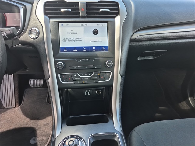 2020 Ford Fusion SE photo 16