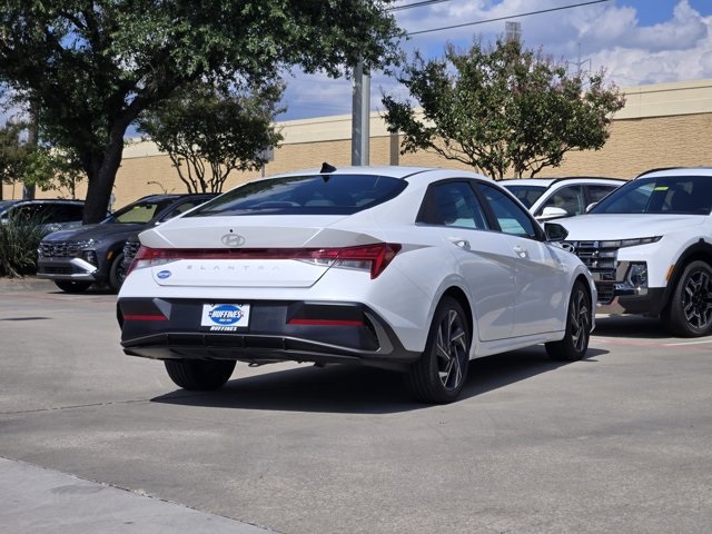 2024 Hyundai Elantra SEL Convenience photo 6