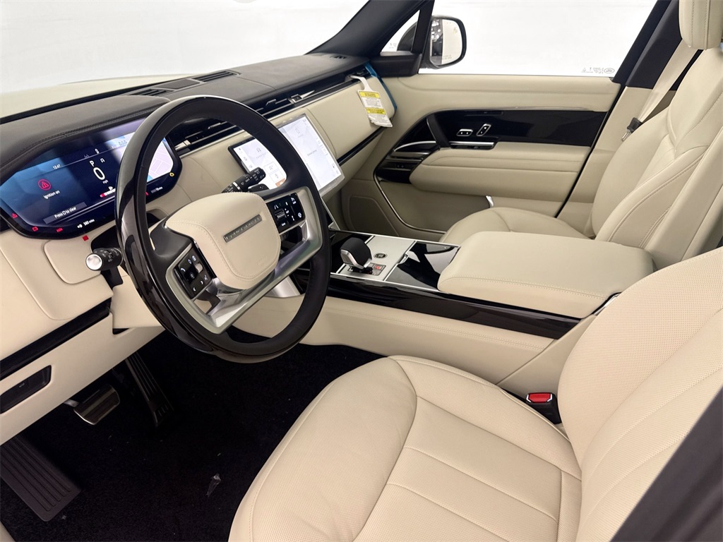 2025 Land Rover Range Rover SE photo 9