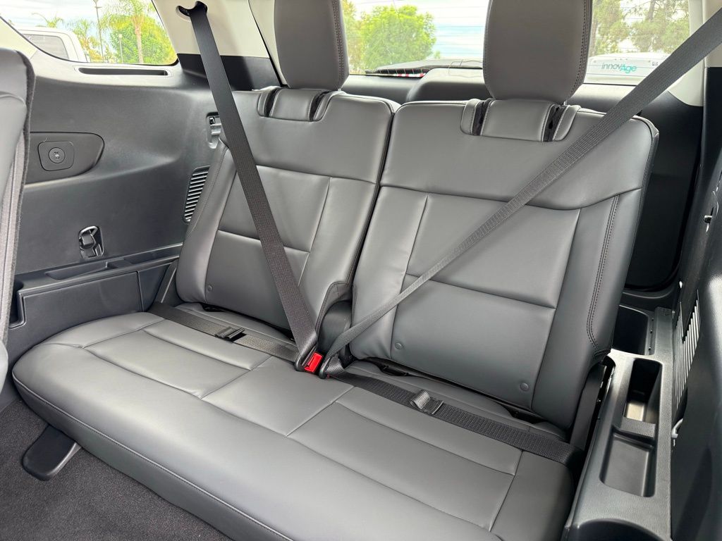 2025 Ford Explorer photo 9