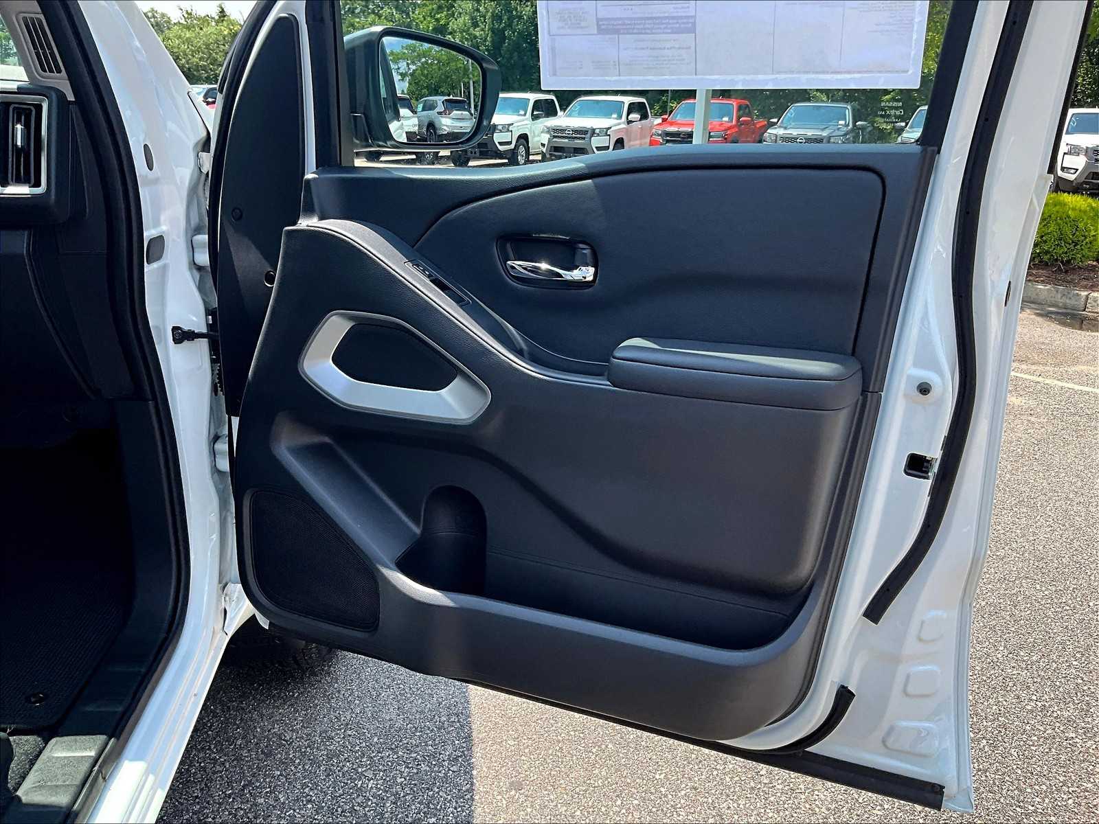 2025 Nissan Frontier SV photo 12