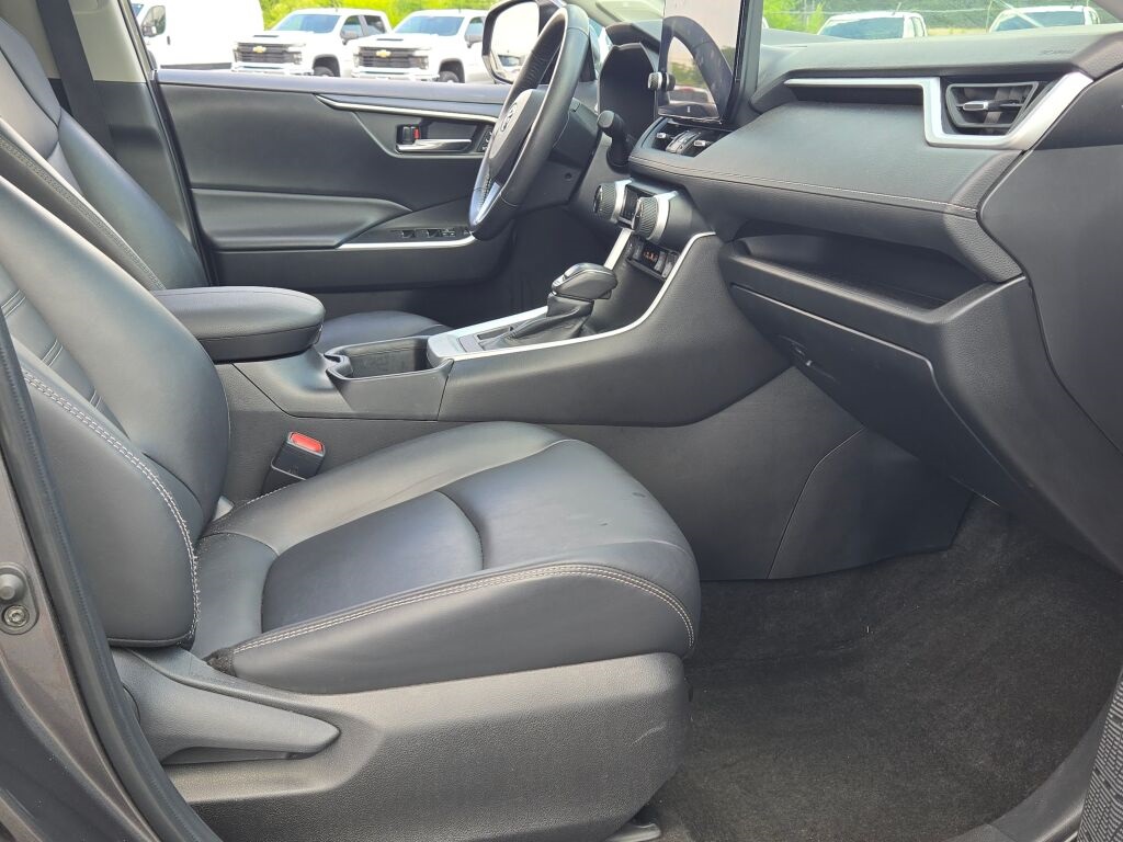 2023 Toyota RAV4 XLE Premium photo 4