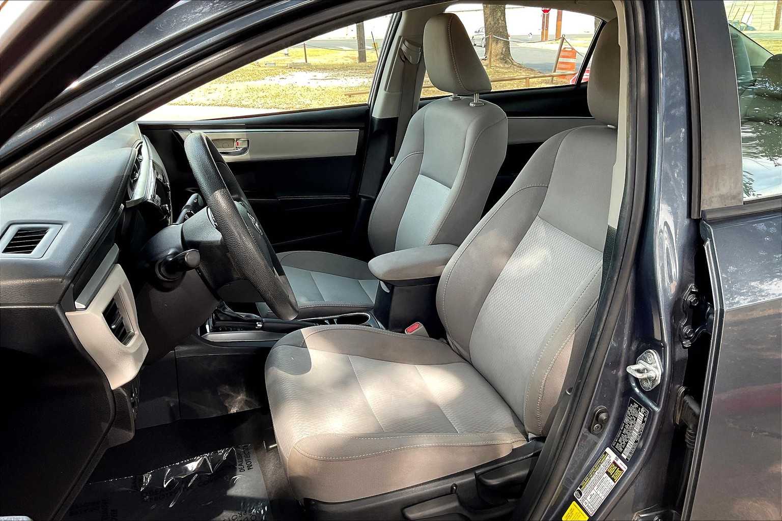 2016 Toyota Corolla LE photo 6