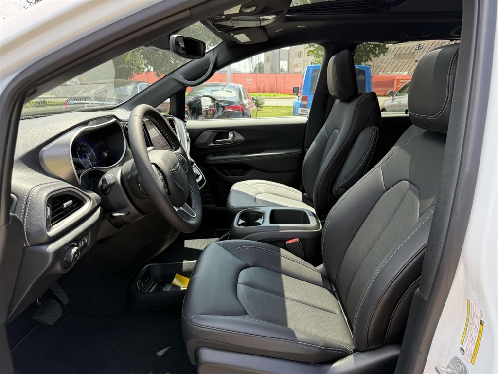 2025 Chrysler Pacifica photo 13