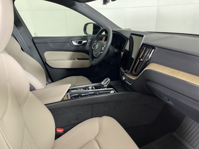 2026 Volvo XC60 Plus photo 14