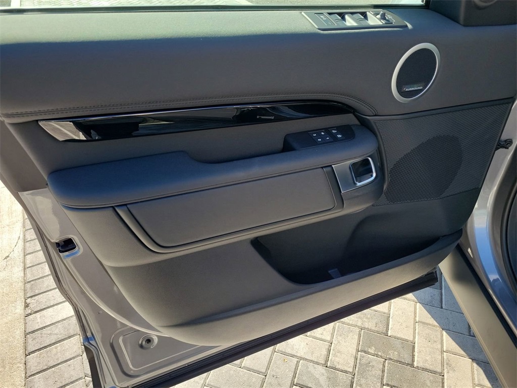 2025 Land Rover Discovery S photo 21