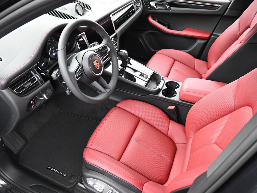 2025 Porsche Macan T photo 3